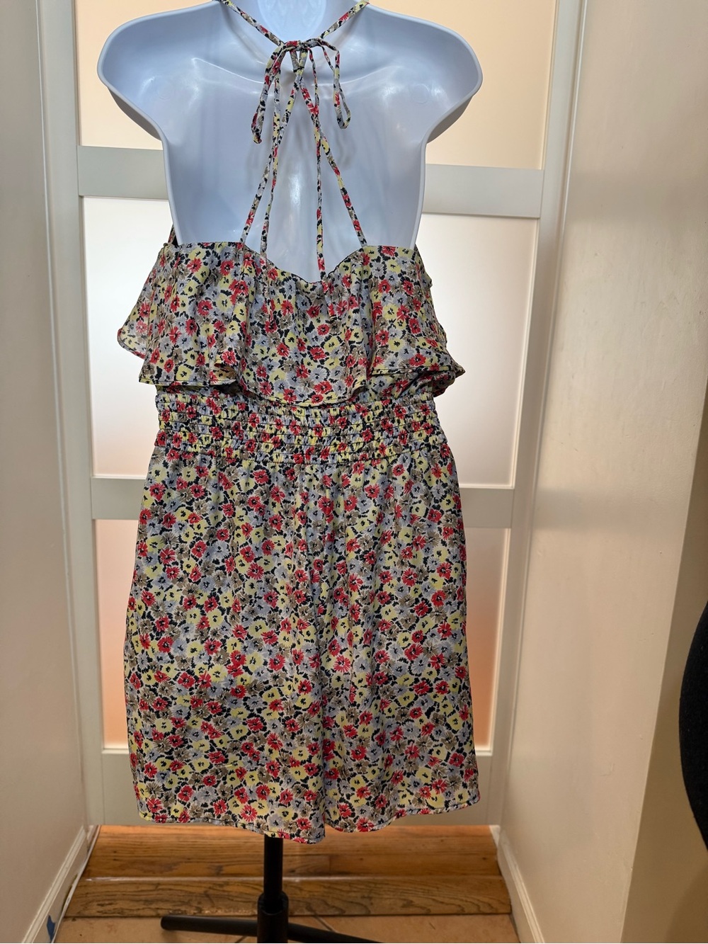 BCBGeneration Floral Ruffle Romper, size M. - Picture 4 of 13